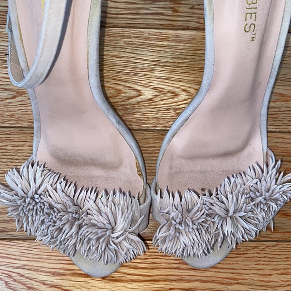 Heels - Picture 2 of 4